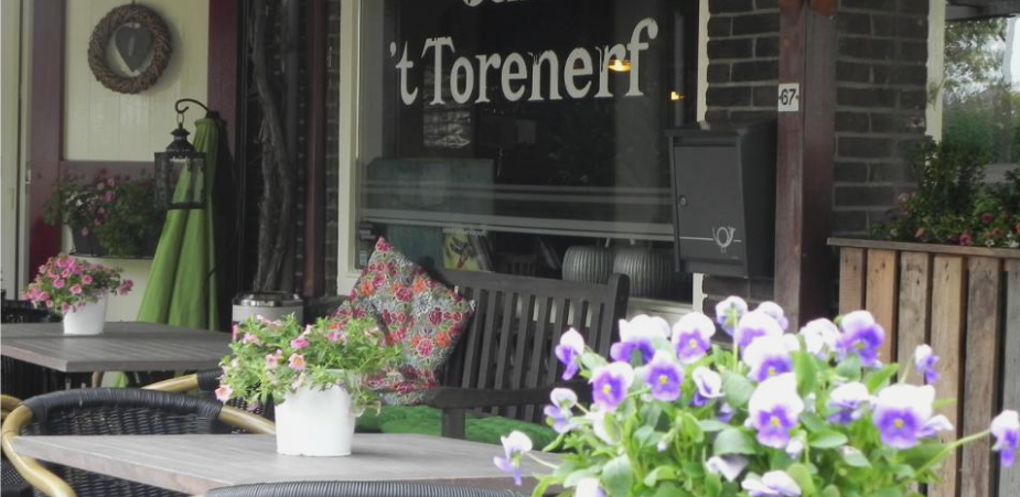 Terras bij café Bij Zuid met bloemen op de tafels